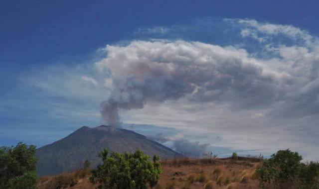 巴厘岛火山爆发现场更新!阿贡火山再次喷发,熔岩从火山口爆发!