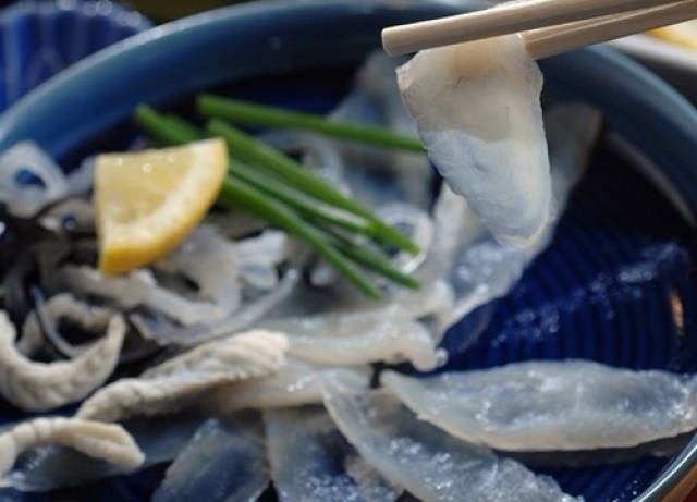 主要还是因为河豚好吃, 河豚肉晶莹剔透,比鱼肉有韧性,非常鲜滑可口.