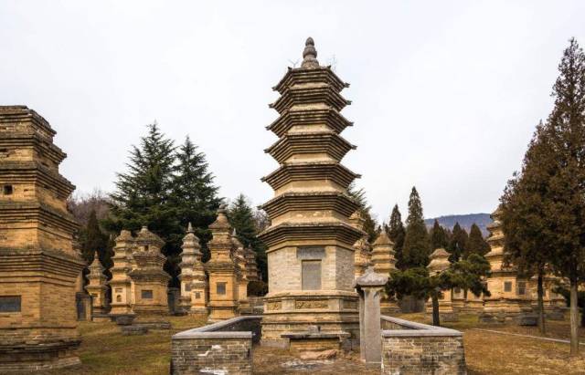先后来到少林寺,开辟译场,少林寺西台舍利塔后建翻经堂,由慧光助