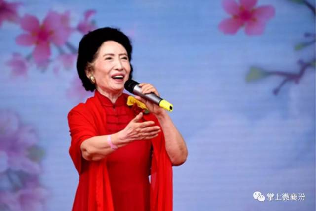 岁高龄的著名女高音歌唱家,国家一级演员贠恩凤以一曲《山丹丹花开红