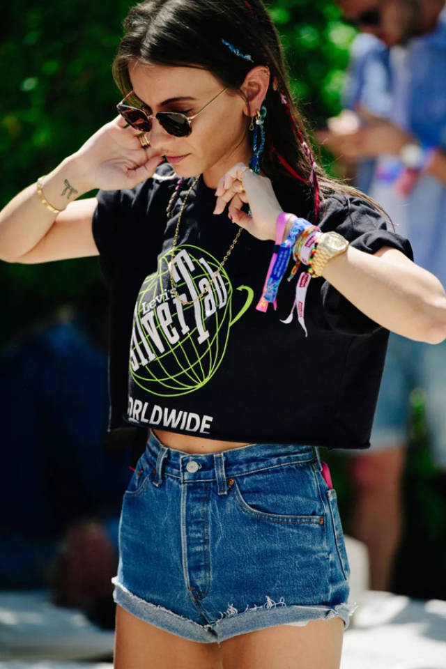 黑色t恤搭配短裙