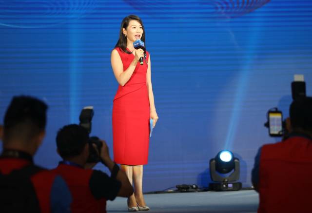 凤凰卫视资深财经记者于盈上台主持