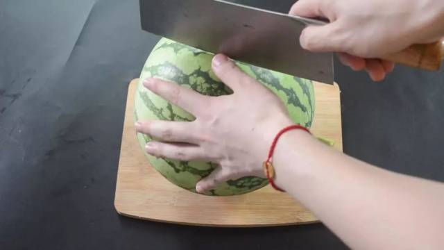步骤三:刀顺着西瓜的纹路切开,这样切出来的西瓜不会爆裂不会流汁.
