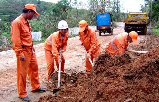 2006年8月10日下午,超强台风"桑美"登陆苍南马站镇,公路设施遭受惨重