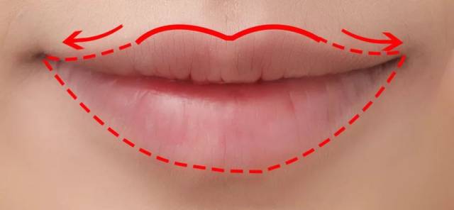 step2:填唇色的时候,在嘴唇的中间区域厚涂口红,再用棉签将口红向外