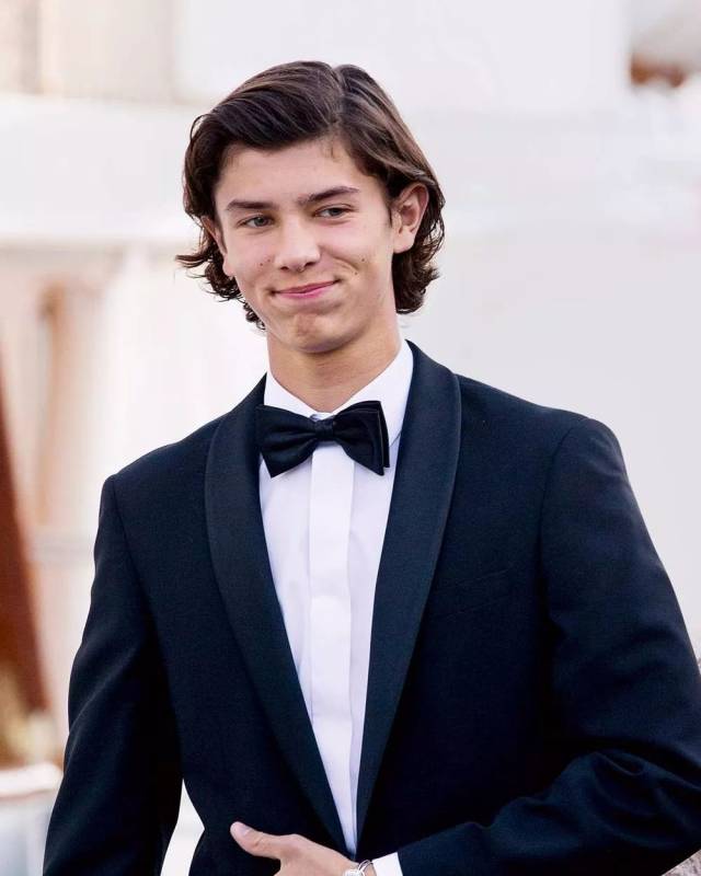 19岁的丹麦王子竟然走了迪奥大秀,看完多少迷妹做起了灰姑娘的梦