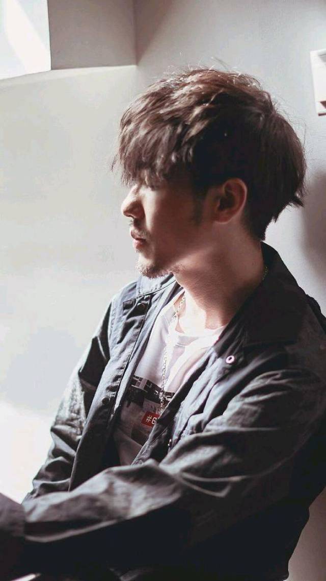 白宇蓄胡子前后对比20岁小哥哥和30岁帅叔叔你更喜欢哪一个