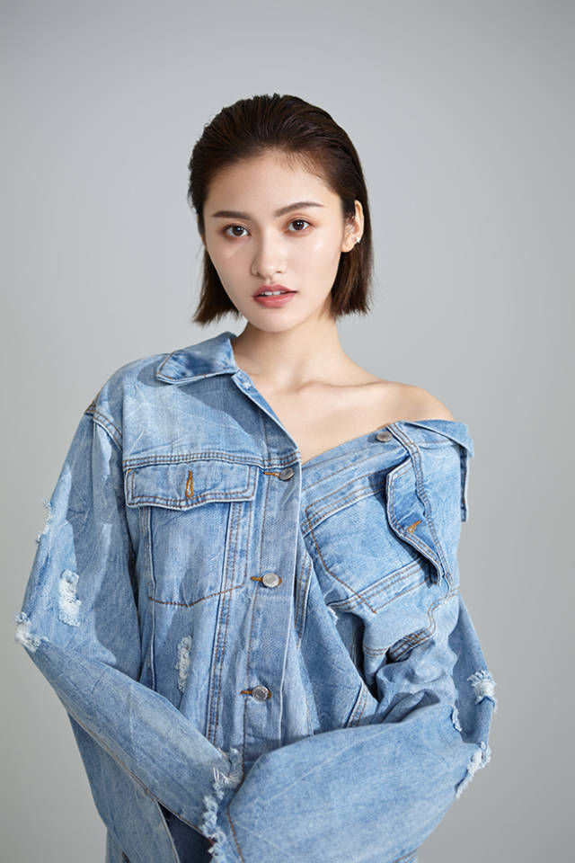 王美人帅气写真大秀美腿 光影交错酷劲十足