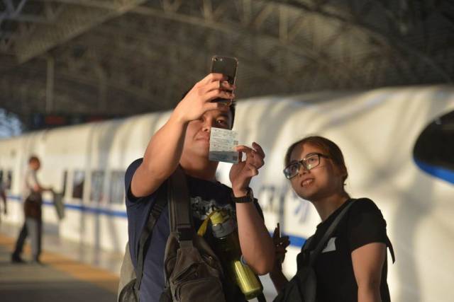 周五至周一的上海虹桥开往湛江西方向的列车为d931次,于20:00分在上海