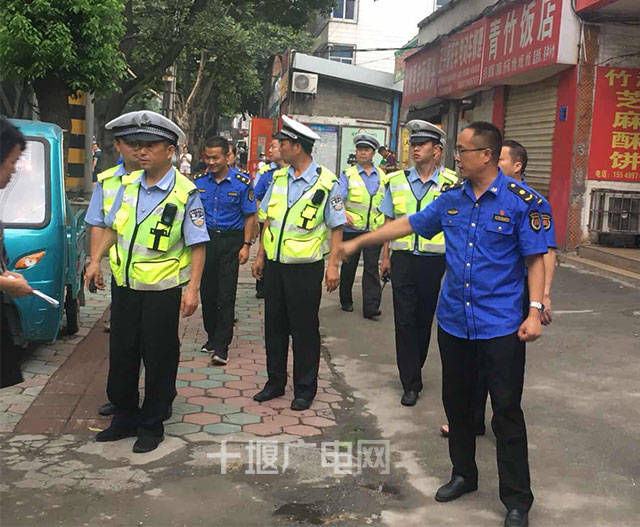 十堰交警二大队联合城管开展"肠梗塞"整治行动