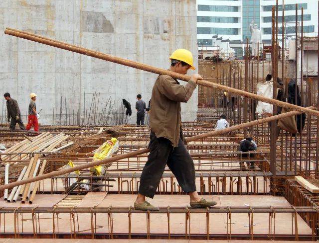 17岁当民工,36岁白手起家,他用一包洗衣粉,干出了180亿的大生意