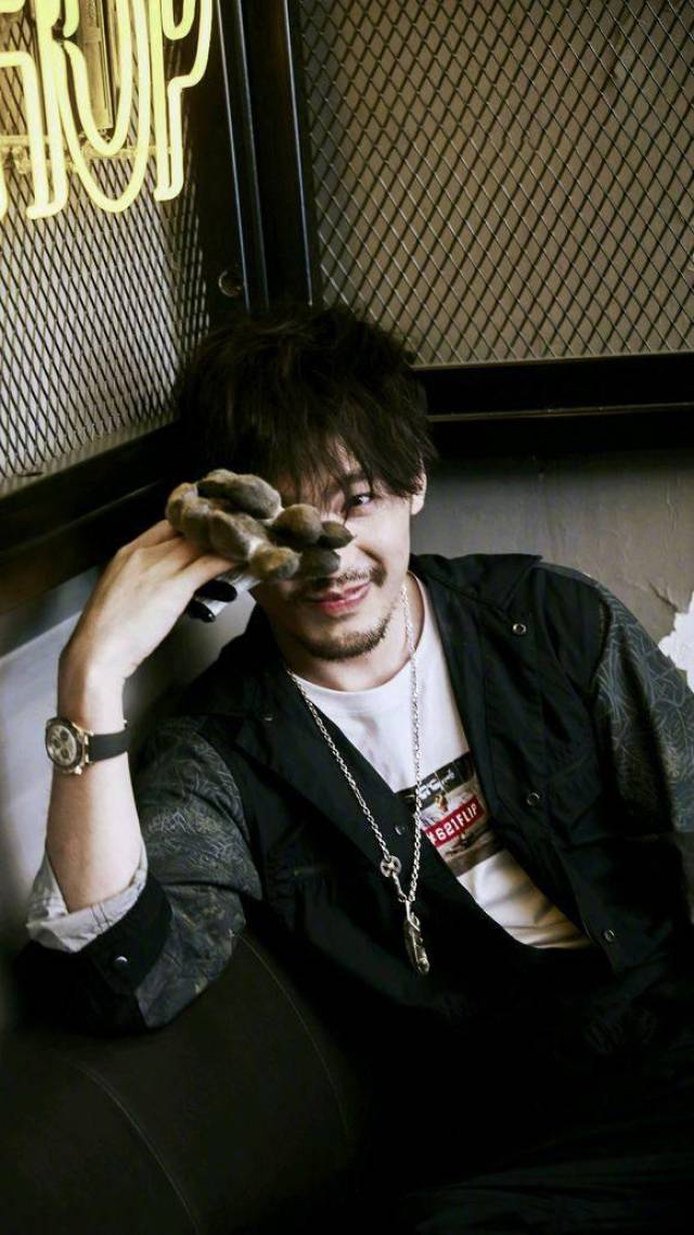 白宇蓄胡子前后对比20岁小哥哥和30岁帅叔叔你更喜欢哪一个