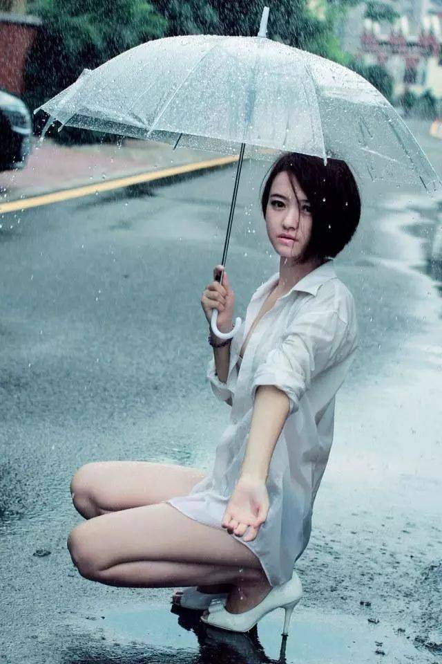 不已~ 可以看到不少美女小姐姐们 在深圳 零距离感受雨 雨中享受凉意