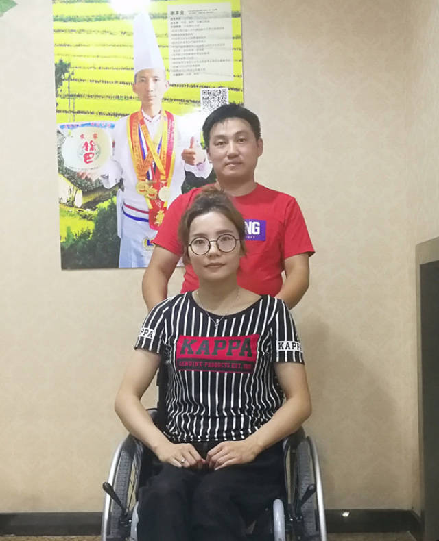 胡晓刚&夏江波伉俪在印象汉阴参观后排左起:卢家洋,王小凤,胡晓刚