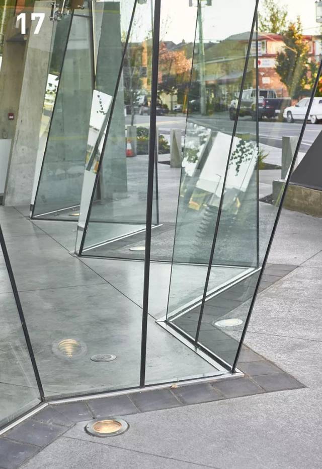 位于最繁忙的城市转角 - tudor house酒类商店,加拿大 / gbl