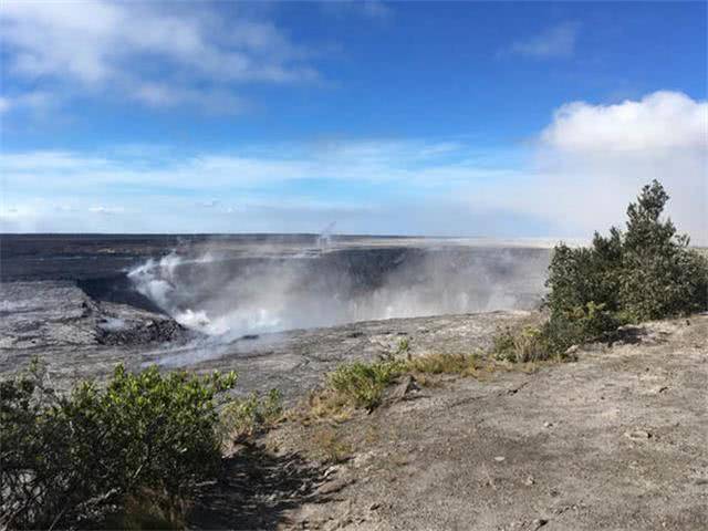 夏威夷火山爆發更新!巨大的裂隙錐噴出