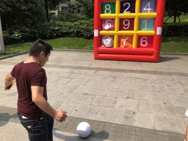 用白球踢彩球,将彩球碰入门洞内,每个彩球都有积分,所有进球的积分