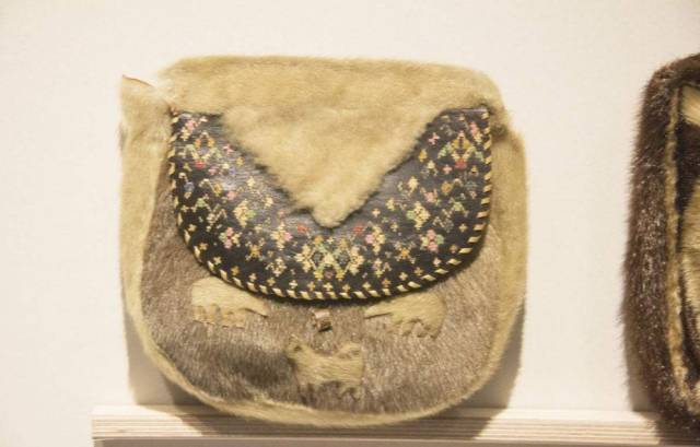 鱼符有金,银,铜等质地,以区别官吏地位,鱼袋也通过金,银装饰来分辨