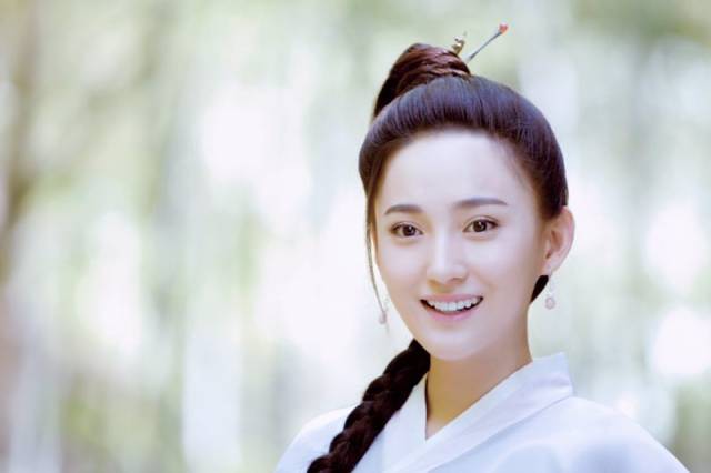 《热血书院》强势开播 艾晓琪爆笑演绎流亡公主