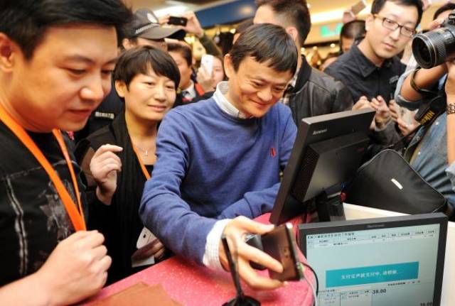 资料图:阿里巴巴集团董事局主席马云在杭州银泰百货武林店使用支付宝