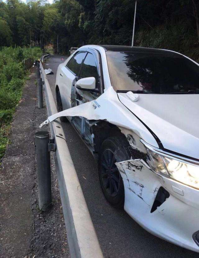 丰田凯美瑞剐蹭护栏遭"扒皮",车主:感觉买了一辆纸糊的车_手机搜狐网