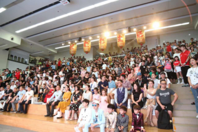童星余菲菲出席新丝路少儿模特大赛活动现场 强势助阵演唱走秀