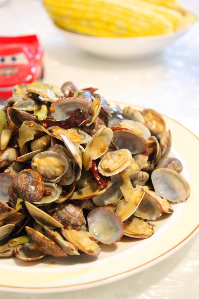 赶海拾贝,然后回家爆炒一盘麻辣花蛤,一边吃一边看世界杯,确是恣意!