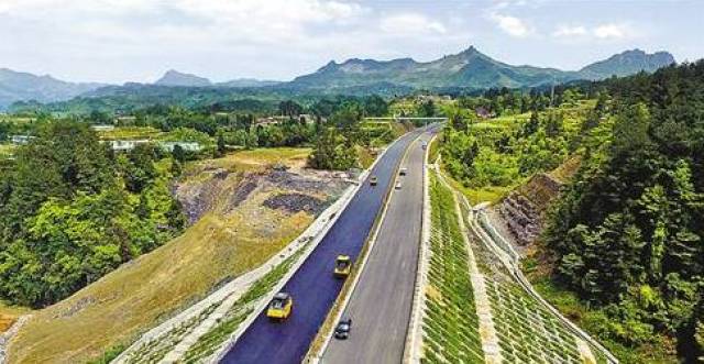 在高速公路方面 截至目前已先后建成通车了 渝黔,酉(阳)沿(河) 秀(山)