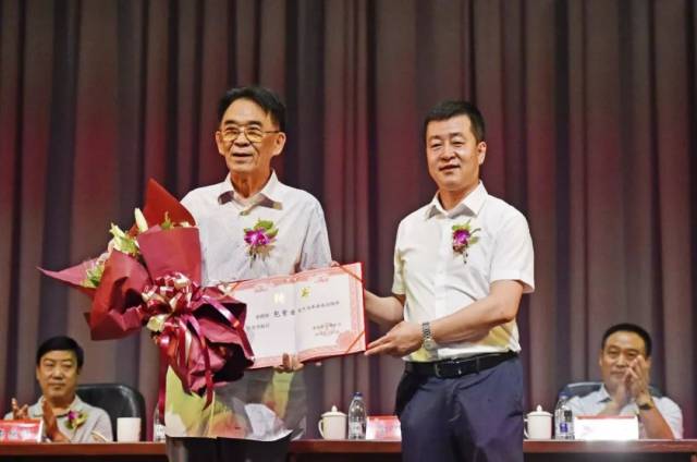 聘请包紫臣董事长担任本溪市高级中学名誉校长,并为其颁发了聘书