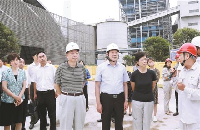 本报全媒体记者 徐剑 摄调研组一行先后现场查看了丁万河河道整治