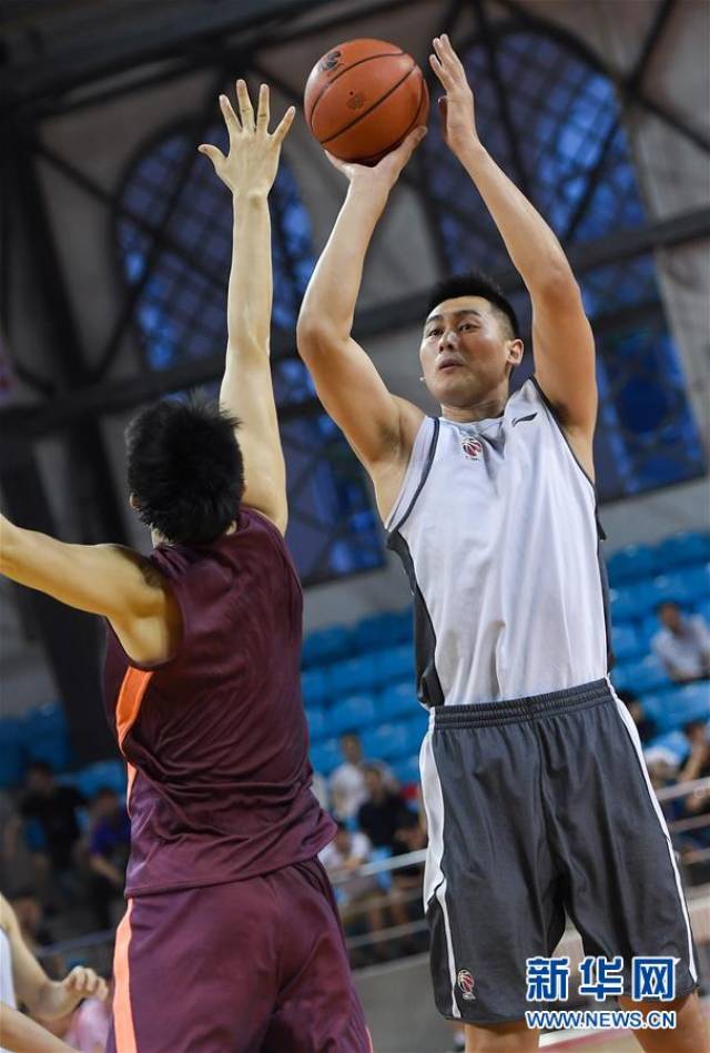 7月4日,吉林九台农商银行队球员李安(右)在比赛中投篮