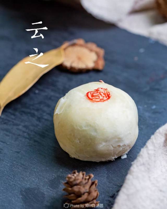 月白色的圆团上印了一个手工红戳,古风韵味浓厚.质地湿