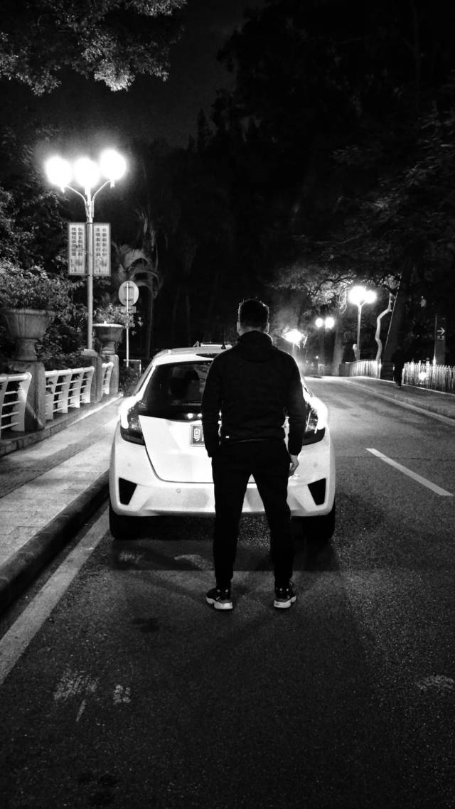 凌晨独自开车的少年都像一个超级英雄