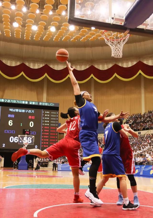 将球投进后,朝韩运动员互相击掌祝贺,韩国解说员还用朝鲜的篮球用语