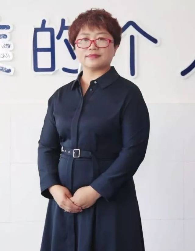 黄丽,中共党员,中学历史教师,国家二级心理咨询师,东胜区一中历史学科