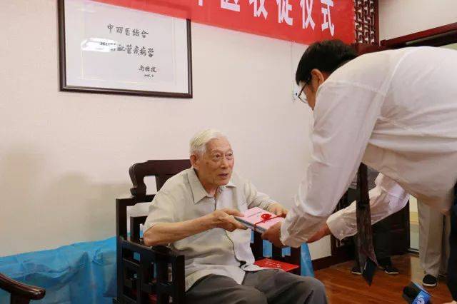 副院长薛一涛讲话 拜师仪式上,刘政还同时拜全国名老中医济南市中医院