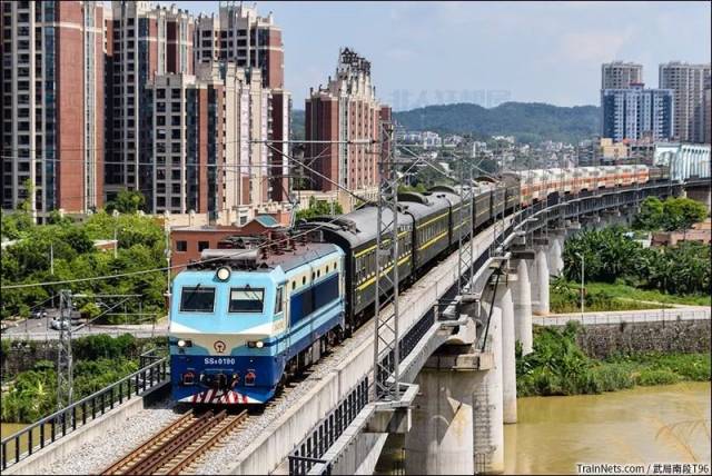 ss8牵引赣韶线临客行驶在疏解线上.