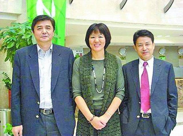 排坛第一男神,网上纵横10年,退役开公司当老总,奖励女排700万