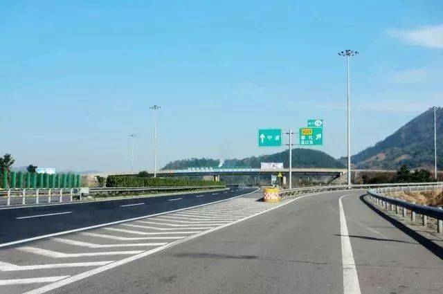 g1512甬金高速是国家高速重要干线"沈海高速g15"的联络线, 连接宁波