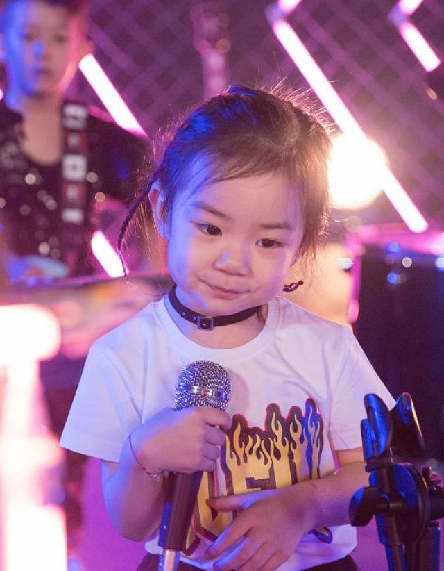 虽然歌手妈妈声称lucky唱歌是叽哇乱叫,但你们去听下其实很可爱哦