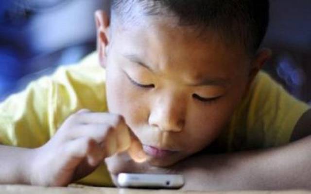孩子暑假沉迷玩手机怎么办,这些爸妈的做法绝了!