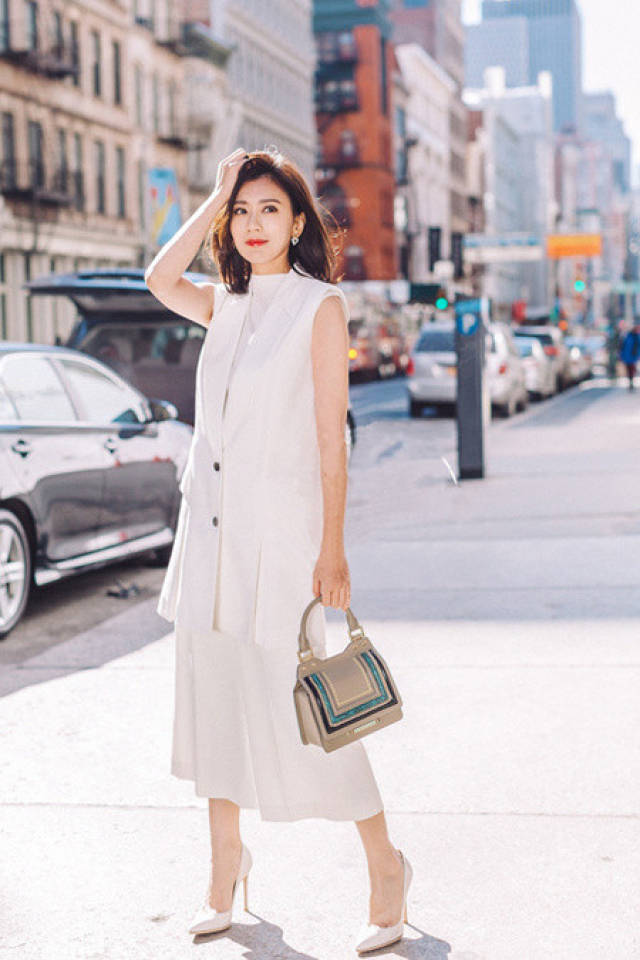 贾静雯脚踩高跟鞋搭配阔腿裤一身白更显玉女范