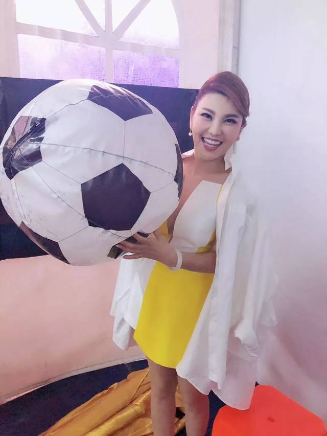 谁也不要挡着我看乌兰图雅!