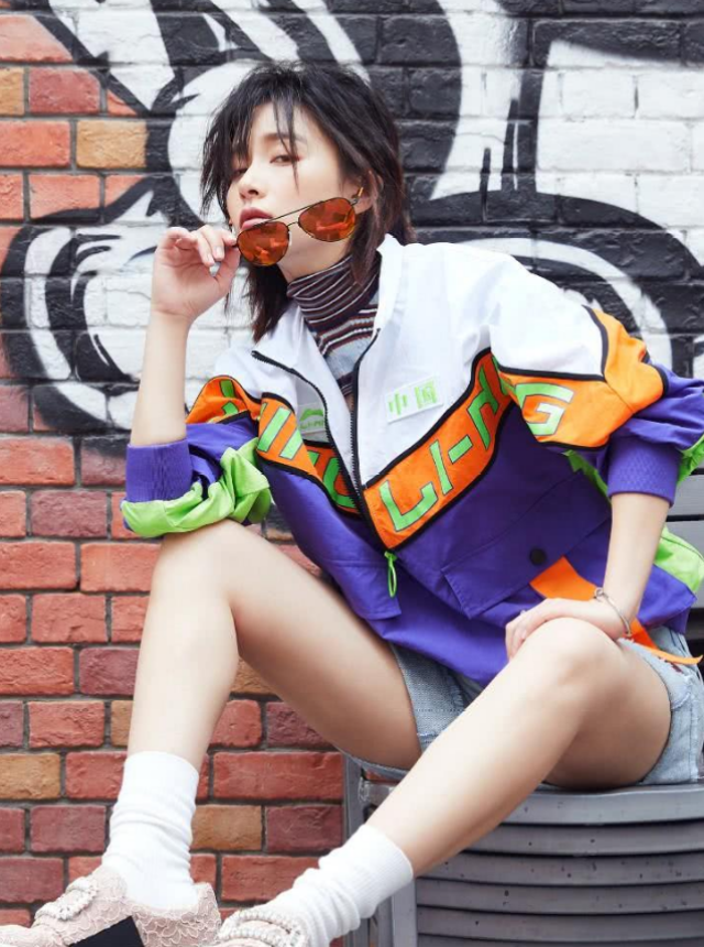 阚清子把李宁外套配短裤时尚感十足,网友:穿了纪凌尘的衣服吧!