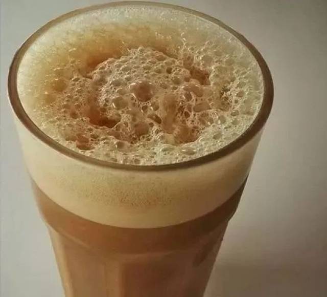 但由于加的奶没有拿铁那么多,所以喝起来咖啡味更重一些,比起奶香更