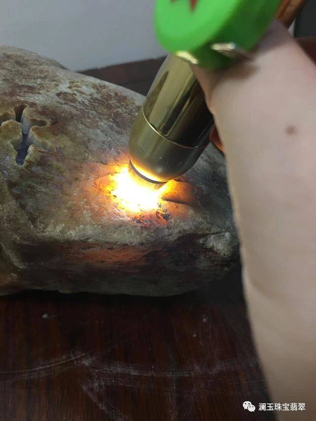 翡翠原石皮壳打灯表现,翡翠原石冰种打灯表现,原石压灯的基本表现_大山谷图库