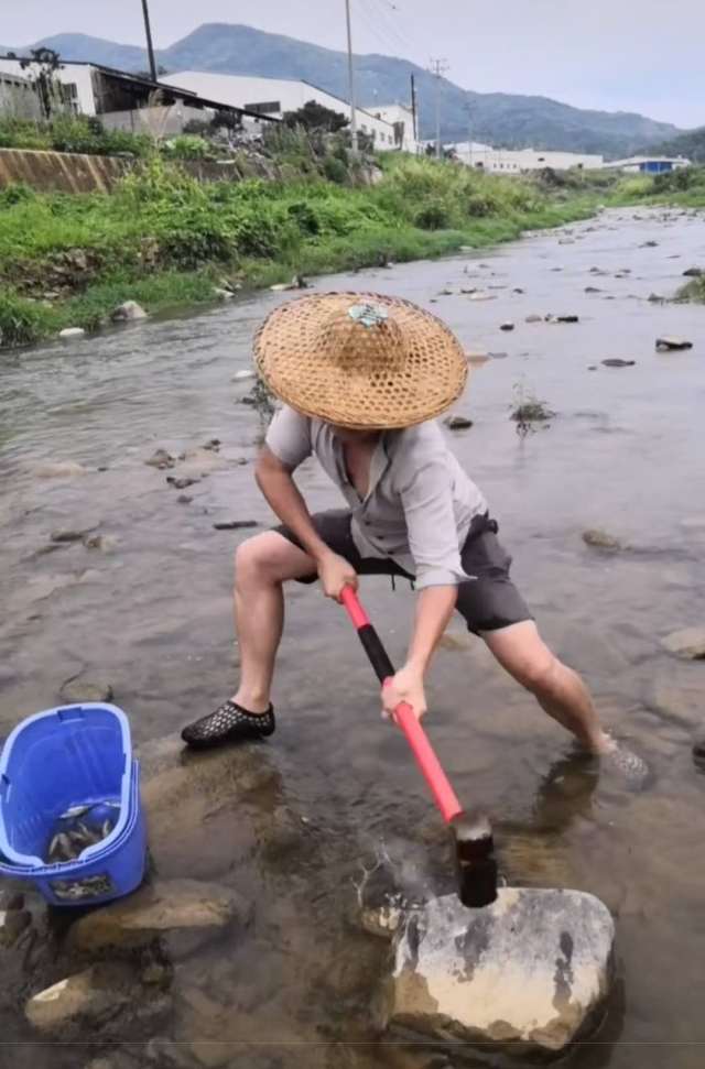 這才是抓魚的最高境界,一把大錘就搞定,你見過嗎?-搞笑頻道-手機搜狐