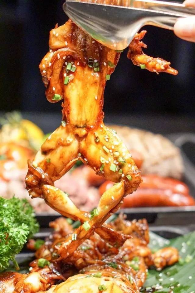 网红小龙虾助阵,又祭出白兰地牛蛙杀手锏!这顿晚餐太牛