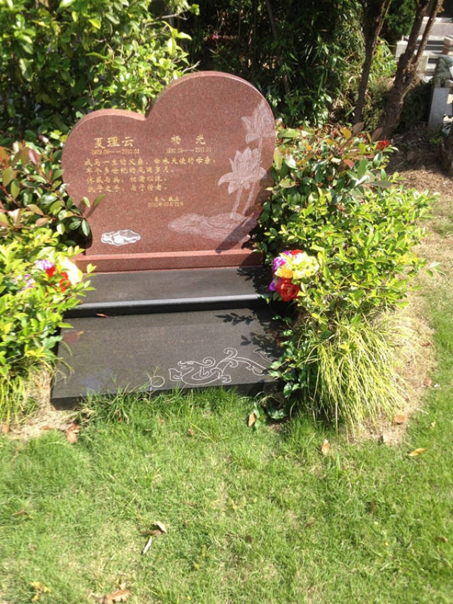 成都公墓墓碑中常见流行元素,爱心,音符,乐器等凸显个性艺术化