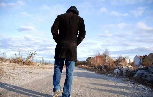 一个男人累了,默默抽根烟 一个男人哭了,轻轻喝杯酒 一个男人伤了